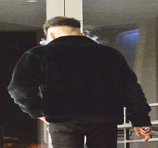 — La vederea schimbării expresiei faciale, prima intenție îi este reprezentată de ridicarea; brațului în scopul îndepărtării lacrimilor pe care le observase prelingându-se pe obrazul ei; însă ceea ce îl stopează se intitulează a fi startul cuvintelor acesteia. Cuvintele individei îl impulsio-
