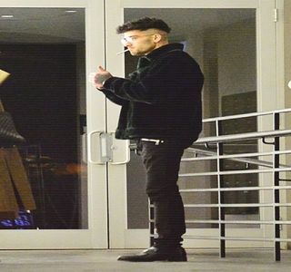 — Câteva secunde buza inferioară cu ajutorul danturii superioare. În schimbul unor cuvinte,; palma liberă îi ajunge în mod instinctiv asupra nodului format de prosopul ce-i înconjura partea inferioară a corpului, evitând orice întâmplare cauzată de vreo bruscă mișcare. “Doar pentru că ușa
