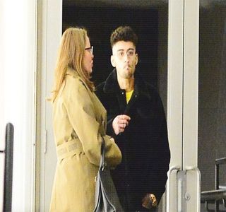 — Schimba, însă ar fi mult prea târziu. Alegând tăcerea în schimbul altor manifestări, ajunge; să o privească din nou, fără vreo altă expresie pe chip.
