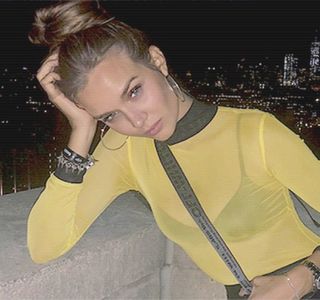 — Contactului vizual, având să îi ofere vorbele anterioare în trecere, ochii fiindu-i; aţintiţi în faţă, pe tot parcursul depăşirii pragului uşii, precum şi continuităţii acţiunii.
