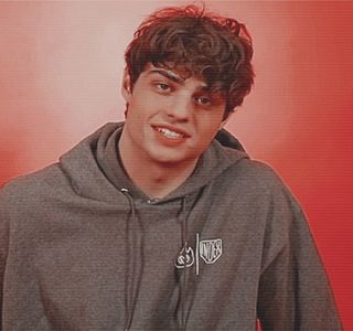 — Folosindu-se de o lejeră forță a brațului, manevrează laveta prinsă cu ajutorul unei; palme dintr-o parte în cealaltă, peste suprafața lucioasă a tejghelei barului, din partea laterală, mai exact cea dreaptă. Constatând câtuși de curând că adusese stropul de curățenie dorit, produce un
