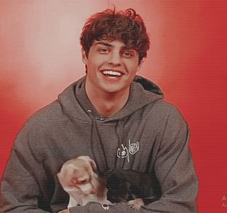 — Avânt respectivei bucate de material care ajunge poposită peste propriul umăr, în cazul; unei alte eventualități. Între timp, privirea sa fuge asupra întregii incinte, surprinzând diverse persoane care doar profitau de începutul serii cu pricina, conversând și gustând din băuturile ce îi 
