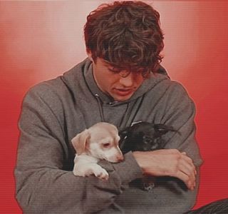 — Însoțeau. Clubul avea să prindă din farmec abia spre sfârșitul serii, atunci când acesta; pierdea din atmosfera tipică unui bar; respectiv cea curentă. Pe parcurs ce ochii lui cutreieră împrejurimile, într-un moment ulterior, atenția îi cade în mod automat asupra unei siluete feminine,
