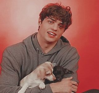 — Aflată cel mai probabil în căutarea lui, sau a colegului său, date fiind privirile pe care le; arunca dintr-o parte în cealaltă a barului. Realizarea faptului că o cunoștea de fapt pe misterioasa prezență apare abia atunci când privirile li se interesectează întâmplător, dar totuși inevitabil. 
