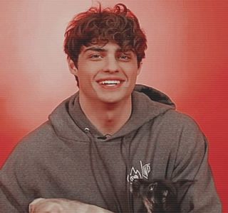 — Josephine. Individa despre care colegul său, Zayn, îi povestise frânturi, și pe care o mai; observase în prezența acestuia de câteva ori. Presupunând că ea de fapt îl privea din dorința de a fi servită, pașii îl poartă automat spre zona centrală a barului, cu o vedere spre centru.
