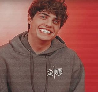 — Același contact vizual. “Îmi pare rău să te anunț, Romeo întră în tură abia la ora 10.”; Sfârșește comica informație prin preluarea unei expresii serioase, capul coborându-i câțiva milimetri pentru a o privi pe sub sprâncene, buzele sale prinzând treptat forma unui zâmbet în colțul gurii,
