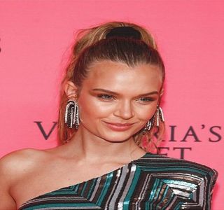 — Învârtindu-se prin mulţimea de oameni, într-un moment oarecare privirea i se intersectează; cu o pereche de ochi cunoscuţi, şi deşi nu erau tocmai cei pe care ea îi avea în minte, se bucura totuşi că aparţineau unei persoane ce i-ar fi putut ţine companie cât timp prietenele ei
