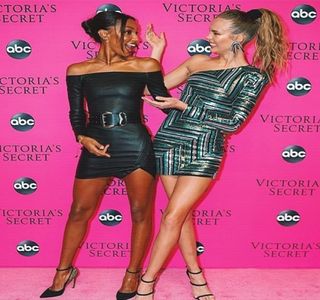 — Deşi iniţial voia să îi ofere un salut tipic, cel care iniţiază conversaţia este chiar el, consta-; tând abia apoi aluzia adusă de către individ, aluzie ce face trimitere în mod direct la acel cineva: Zayn. „Ce te face să crezi că pe Romeo îl căutam?” Îi răspunde păstrându-şi zâmbetul.
