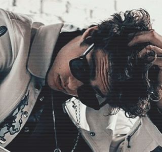 ― Până ce îşi retrage palmele de peste zona laterală a tejghelei barului, de care fusese; rezemat până în acel moment, ajungând să şi le treacă peste materialul blugilor de culoare neagră. Indică apoi cu bărbia în direcţia ei, rostind: “Deci, cu ce aş putea să te servesc?”
