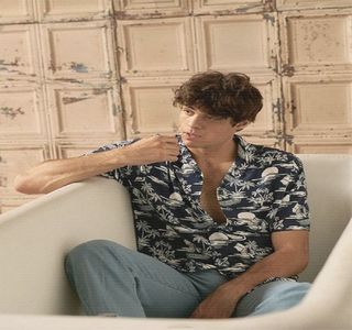 — Destul de important în legătură cu aceasta; anume, colegul său de muncă se prea poate; spune că e destul de îndrăgostit de individă. Însă o oarecare senzaţie îi acaparează de îndată corpul, presupunând acum că aceasta nu împărţea aceleaşi sentimente. Sau, asta oferea
