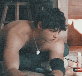 — De acord cu câteva chestii mai importante. Aşa că nu cred că aş putea să las vreun; client de izbelişte, nu?” Subtil îi oferă răspunsul acesteia, unul ce se intitula a fi chiar pozitiv, încercând totodată să-şi abţină dorinţa de a zâmbi din nou.
