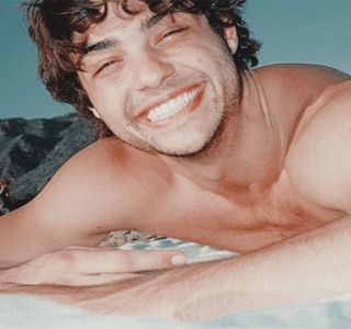 — Imediat după ce ocolirea barului are loc iar Josephine setează punctul de interes undeva; la întâmplare, însă în mijlocul incintei, pe lângă alte persoane care se distrau în aceeaşi manieră, produce imediata oprire, având să-şi menţină privirea în totalitate asupra ei.
