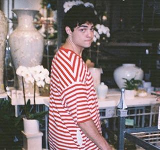 — “Adică,” reîncepe astfel, imediat după ce privirile li se întâlnesc. “Cu aşa parteneră nu; m-ar deranja prea mult dacă aş ajunge să mă fac în vreun fel de râs. Mă înţelegi?” Imediat după finala întrebare, strâmbă jucăuş din nas, mimând pe buze şi un zâmbet.
