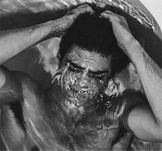 — Automat distanţa. Deşi păstrează contactul vizual preţ de alte câteva minute, tăcerea; ironică împânzindu-i, de îndată ce buzele i se între-deschid pentru a i se adresa, o anumită voce destul de cunoscută provenită din apropiere, îi împiedică exprimarea dorită.
