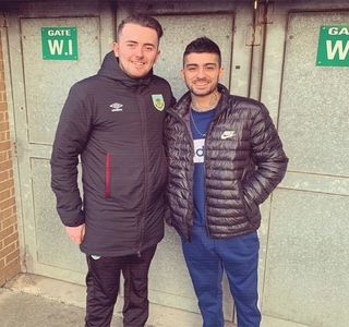 — Trecând aproape ca un fulger prin zona acestora, până ce reuşeşte să ajungă în locul; propus. Minutele se scurg destul de repede, perioadă în care sfârşeşte prin a-şi recăpăta lucrul dorit, însă, deşi ar fi putut părăsi locul în imediata apropiere temporală, situaţia ce-i
