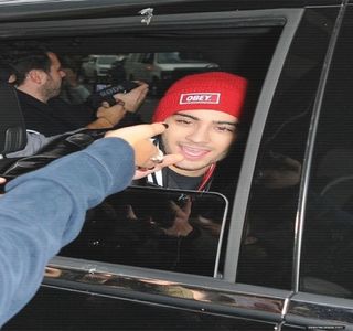 — La scurt timp. Prin paşi apăsaţi diminuează distanţa dintre locul său şi cel al celor doi,; până ce vocea şi-o drege, dorind să-şi poată face cunoscută prezenţa faţă de cei doi, imediat ce se opreşte undeva în lateralul amândurora. “Centineo, ce naiba faci aici, omule? La ultima
