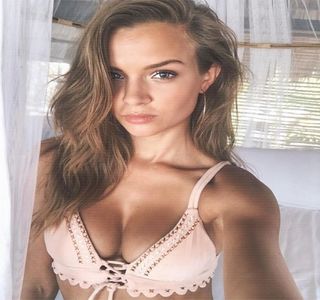 — cel care intervine în conversația celor doi, acțiune anticipată oricum; anterior. Drept urmare, fizionomia îi suferă o  vizibilă transformare, schițând acum o expresie facială zeflemistă, atunci când în aria sa vizuală revine figura brunetului alături de care putea spune 
