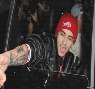 — Privirea îi rămâne concentrată asupra individului cu un cap mai înalt decât el, aşteptând; o oarecare reacţie, ba chiar evidenţiindu-şi vorbele prin mişcarea maxilarului. Un amănunt care îi schimbă brusca manifestare, devine chiar vocea lui Josephine care intervine înainte
