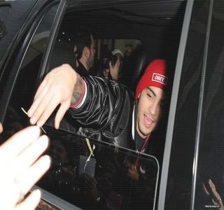 — Prin încruntătura care i se înfăţişează pe chip, îl priveşte ţintă pe acesta, până ce respectivul; cedează, iar mai apoi părăseşte zona în care toţi trei se aflau, printre alte persoane, de altfel. Îl urmăreşte până ce brunetul se pierde în peisaj, ca mai apoi să-şi întoarcă în întregime corpul
