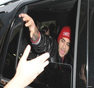 — Cu faţa spre şatena care, în respectivele clipe, îi întinsese nervii la maxim. “Ce crezi; că faci acum, Josephine?” Într-o manieră calmă, dar parcă apăsată şi demonstratoare a stării de furie, i se adresează, sfârşind prin încleştarea maxilarului şi încordarea corpului.
