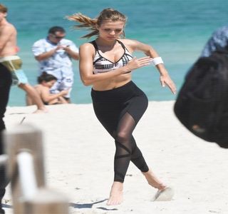 — Buzele i se presează una peste cealaltă de vreme ce primește; răspunsul respectiv din partea brunetului, cuvinte prin care o aduce la tăcere. Astfel, îi oferă libertate lui Noah, îndepărtându-se câțiva cm cât pentru a-i oferi spațiul necesar, urmând ca apoi să-l
