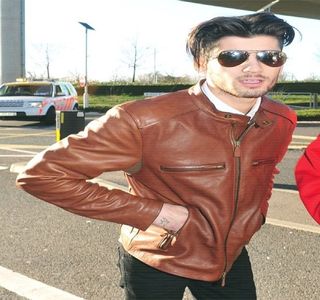 — Centimetri în lateral, privind la întâmplare un anumit punct, în timp ce pufneşte în cel mai; ironic mod cu putinţă. “Uite, ce să vezi? Am venit şi eu să mă distrez. Mi se părea că aţi mai avea nevoie de puţin ajutor.” Prin replica atribuită, alege să sară peste un comentariu ce ar fi
