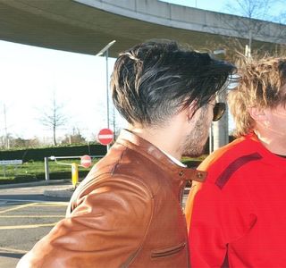 — Eliberează un pufnet de îndată ce-i află răspunsul, constatând că acelaşi lucru fusese; spus şi de către el, în aproape exact aceeaşi manieră. Capul i se plimbă dintr-o parte în cealaltă aproape sub forma unui cerc, ajungând să-şi privească picioarele odată cu coborârea acestuia.
