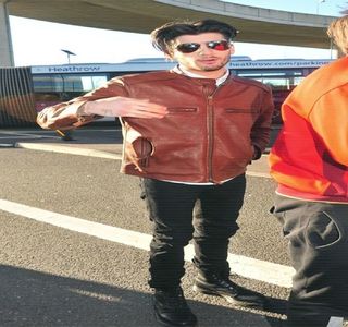 — Rămâne preţ de câteva secunde nemişcat, neştiind cu exactitate cum să trateze subiectul; curent, căci chiar dacă i-ar fi explicat şatenei cum treaba exista şi se manifesta în mintea lui, aceasta nu l-ar fi înţeles. Astfel că, atunci când privirea îi urcă, buzele i se îndepărtează în
