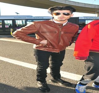 — Scopul rostirii unor cuvinte, însă tot ce-i părăseşte interiorul gurii se dovedeşte a fi aerul; acumulat anterior printr-o inhalare profundă. Lipirea lor are loc imediat după, o palmă urcându-i spre zona feţei, ducând astfel la trecerea degetului peste sfârşitul sprâncenei, o acţiune
