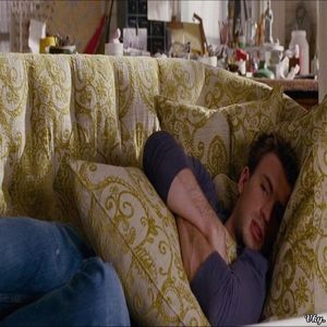 ▬ℜ٥ýªℓ†غ√¡ℓ; ❝Nu dormeam, de la somn vin.❞ Isi mentine privirea pe ea si; ridica o spranceana cand vede ca e cu ceva in mana si surade. ❝Nu vrei sa faci ceva de mancare, promit ca te ajut cu privirea.❞
