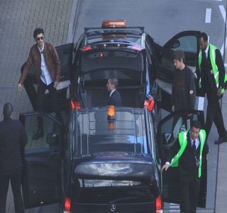 — Vârful limbii şi-l trece peste măsele iar maxilarul i se înclină, încuviinţând ferm totodată.; “În regulă.” Aprobă din nou, având să-şi umezească buza inferioară prin tragerea acesteia spre interiorul gurii. Clipind ca şi cum ar scăpa de vreo imagine neplăcută, capul şi-l mişcă
