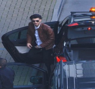 — Din nou, repetând cuvintele, “în regulă”. Pufneşte automat, iar braţele şi le înalţă pe de o; parte şi de alta, adăugând: “Ce pot să zic? Distracţie plăcută sau, succes în legătură cu orice rahat plănuiai tu mai devreme.” Nefiind niciun gram în plus perfect în regulă cu situaţia, braţele şi
