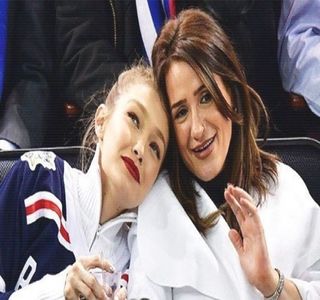 — Curăţenie până la preparatele culinare, aceasta trebuia să aibă în ordine lucrurile respec-; tive până în ziua cea mare. Chiar şi aşa, în ciuda agitaţiei, exista totuşi un motiv de revigorare, acela fiind însăşi întoarcerea acasă a fiului ei de sărbători, fapt ce îi umplea sufletul de
