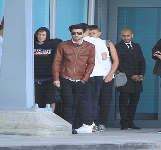 — Jumătate de oră în urmă, având să-şi petreacă timpul până în prezent pe telefon. Totuşi,; într-o clipă destul de întâmplătoare se ridică din pat, căscând lent şi totodată vârându-şi telefonul în buzunarul de la spate al pantalonilor. Ocoleşte patul şi cu paşi leneşi se îndreaptă spre
