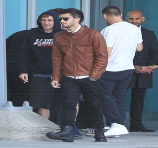 — Uşa dormitorului, intenţia fiindu-i coborârea în bucătărie pentru a vedea ceea ce mama sa; preparase, căci starea de foamete îl cuprinsese treptat. Din pură întâmplare, în secunda în care închide uşa în urma sa, numele îi este pronunţat de vocea familiară a mamei sale,
