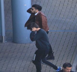 — Ocolind corpul mamei sale, astfel încât braţul liber să şi-l întindă spre o anumită farfurie; de pe care preia o bucată de pui. Adusă spre gură, o înfulecă cu totul, rostind în acelaşi timp cu gura plină: “Ai nevoie de ajutor?” savurând totodată gustul respectiv, acompaniat şi de sunete.
