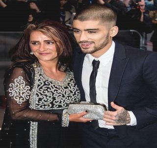 — Atenţia asupra lui. „Dacă îţi e atât de foame mai e mâncare în frigider, însă nu ţi-aş; recomanda acum, fiindcă am o sarcină pentru tine care s-ar putea să-ţi placă.” Îi comunică, un zâmbet natural brăzdându-i chipul în cel mai scurt timp, de vreme ce palmele îi
