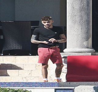 — Iar sprânceana i se înalță odată cu gestul ei de a-i cuprinde umerii, fiind deci nevoit să; privească în jos spre ea. Propunerea mamei sale îi ia prin surprindere, aflând deci că dorința acesteia era de fapt înlocuirea celor doi la o cină pregătită de vecini. Abia într-un moment ulterior,
