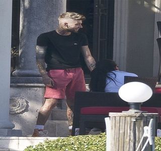 — Procesând adevărata informație, palmele și le rezemă de marginea blatului din spatele său,; lăsându-se ușor pe spate, cât și înălțând din sprâncene. “Wow, stai așa,” rostește în cele din urmă doar pentru a opri gândurile mamei sale. Nu cunoștea cu exactitate cine erau de fapt această familie
