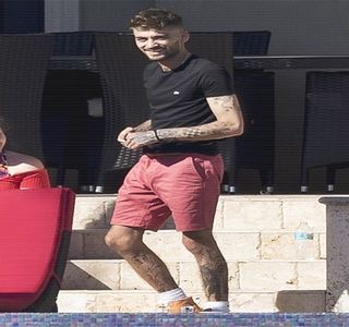 — Sub folia de aluminiu de unde sustrage o altă bucățică de pui. Abia sesizat, își aduce rapid; palma spre buze, introducându-și respectiva bucată în interiorul gurii. “Vezi tu, sunt extrem, dar.. extrem de ocupat.” Odată cu rostirea cu gura plină a celui de-al doilea cuvânt, anume ‘extrem’,
