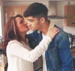 — Palmele şi le retrage de pe umerii săi încă din clipa în care sesizează negativismul din; vocea sa, anticipând un oarecare refuz. Astfel, braţele şi le încrucişează la piept drept consecinţă, ascultând aşa-zisa sa scuză pentru care sarcina primită nu ar putea fi îndeplinită.
