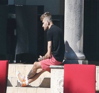 — Pentru a crea o frecare, privind automat spre masă, loc pe care se mai aflau și alte preparate.; “Spuneai că vrei să le mai duc ceva sau merg cu mâinile în buzunar?” Utilizează astfel o tonalitate serioasă, fiind intrigat de idee, cât și de viitorul ei răspuns. Privind-o în continuare,
