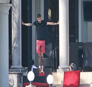 — Adaugă: “Știi doar că glumeam. Când e vorba de vecinii noștri? Pff.. mamă, fii serioasă, ce; Dumnezeu, îmi iubesc vecinii. Obișnuiam să le tund și gazonul, nu mai știi?” În final, zâmbește în mod inevitabil, înaintând. “Deci.. merg acum sau mai aștept 2-3 minute?”
