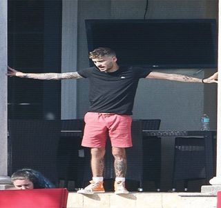 — Conștientizând faptul că planul mamei sale fusese de fapt evidențiat imediat după, ochii i; se rotesc în mod jucăuș, însă doar păstrează tăcerea urmărindu-i acțiunile. Privirea îi fuge prin bucătărie pe parcursul așteptării și, odată constatând că mama sa terminase împachetatul respectivelor
