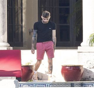 — Exprima anumite presupuneri, tace preț de câteva secunde, pe parcurs ce ridică platoul; înfoliat, ajungând astfel susținut pe o singură palmă. “Sănătoasă,” devine de fapt singurul răspuns pe care i-l oferă, ocolindu-i destul de rapid și corpul acesteia, îndreptându-se spre ușa bucătăriei
