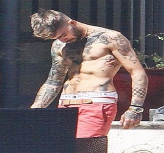 — Folosindu-se de singura palmă liberă. Câteva secunde mai târziu, deschide ușa prin intermediul; clanței și părăsește interiorul propriei locuințe. Parcurge agale drumul spre trotuarul public, urmând ca privirea lui să fixeze casa din vecini, parcă neschimbată. Cinci secunde mai târziu, pătrunde 
