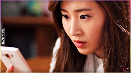 Ⓞ「se uită la EunJi」Știai de pariu?「mută privirea la telefon când îi vibrează și sare-n picioare」o-o