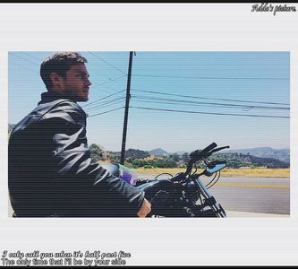 》#Intră în casă și-și pune casca de la motocicletă pe dulap. Înaintează în living încălțat +; de murdărește covorul și se aruncă pe canapea, cu picioarele pe măsuță. Vede că televizorul este închis și se uită la ea. &quot;Ce faci așa singuratică aici?&quot;
