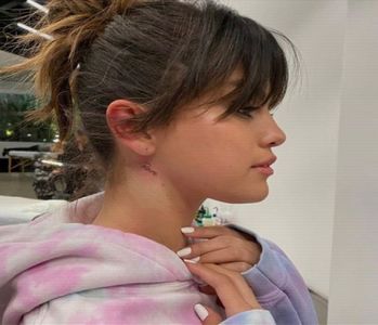 Privește dezgustată către Caesar și speră ca Elizabeth să nu se ducă de partea mai negativă.; „Dacă stau acum să mă gândesc mai bine, tu ești mai cumsecade...” adaugă când aude răspunsul său ulterior despre curățarea covorului. „Vreau s-o văd, s-o filmez și s-o pun pe vlogul meu.”
