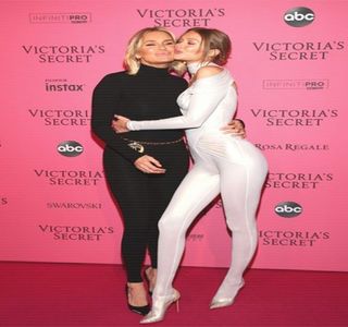 — Aflându-se deja în apropierea uşii, spre deosebire de ceilalţi membri ai familiei, precum; şi de invitaţi, care se aflau în jurul mesei din living, auzind sunetul provocat de sonerie, se îndreaptă cu paşi rapizi în direcţia acesteia. Anticipând cam cine ar putea fi, mai exact
